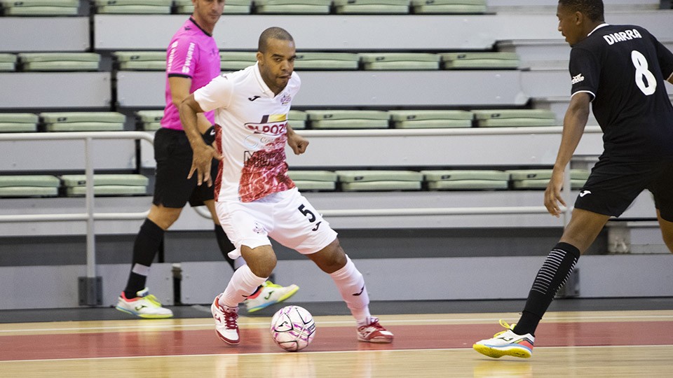 Leo Santana, jugador de ElPozo Murcia Costa Cálida, conduce el balón.