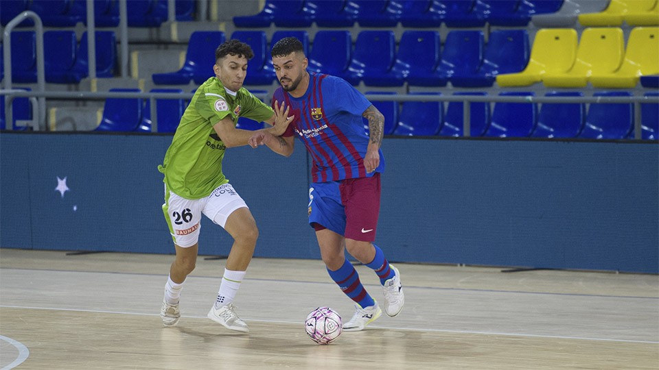 Matheus, del Barça, conduce el balón.