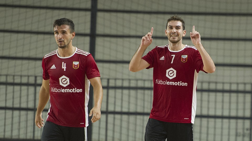 Javi Alonso celebra un tanto del Fútbol Emotion Zaragoza.