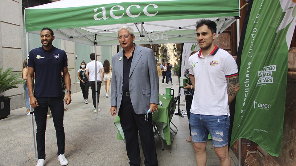 Mati Rosa, jugador de ElPozo Murcia Costa Cálida posa junto a Junto al presidente de la AECC Murcia, Manuel Molina Boix y el jugador del UCAM CB Murcia, Sadiel Rojas.