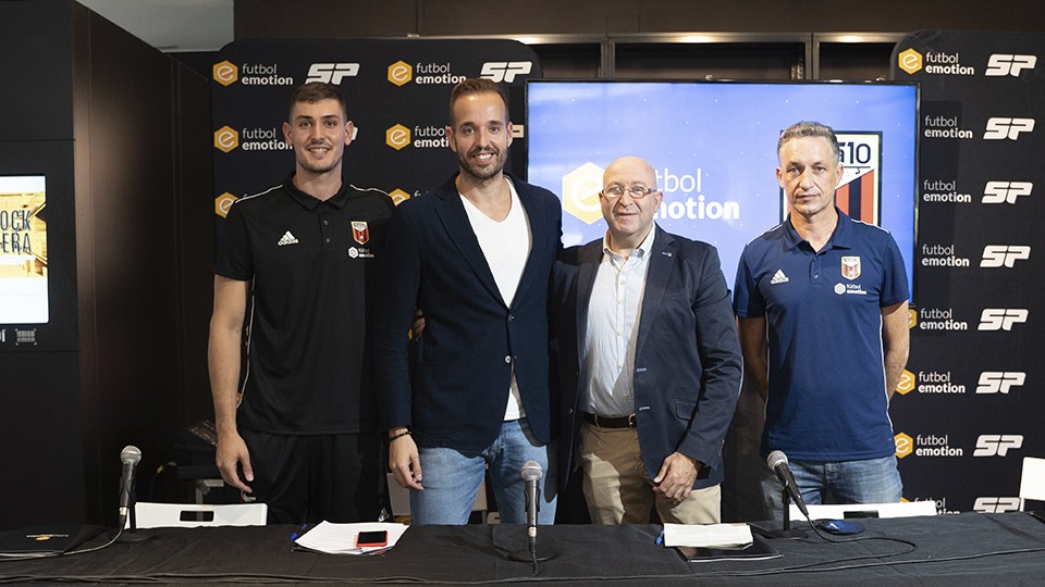 Iván Bernad, capitán del AD Sala 10, Carlos Sánchez Broto, consejero delegado de Fútbol Emotion, Juan José Romero, presidente del AD Sala 10, y David Marín, entrenador del AD Sala 10.