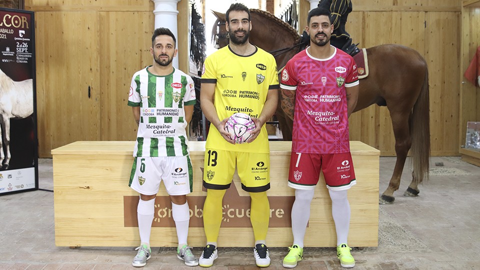 Jesulito, Prieto y Jesús Rodríguez posan con las nuevas equipaciones del Córdoba Patrimonio.