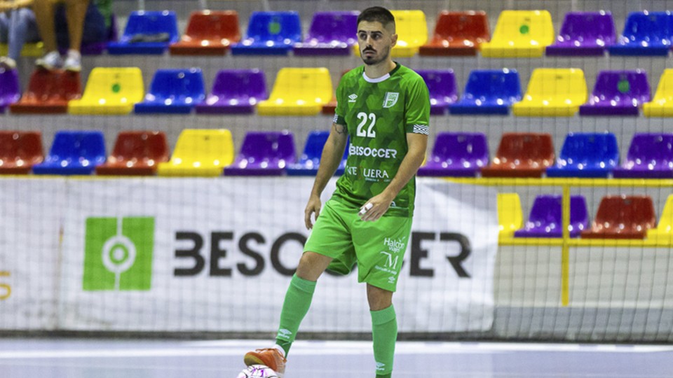 Raúl Canto, jugador del BeSoccer CD UMA Antequera, durante un encuentro.