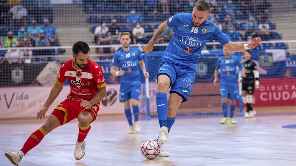 Sergio González, jugador de Viña Albali Valdepeñas, controla el balón ante Juanpi, de Jimbee Cartagena.