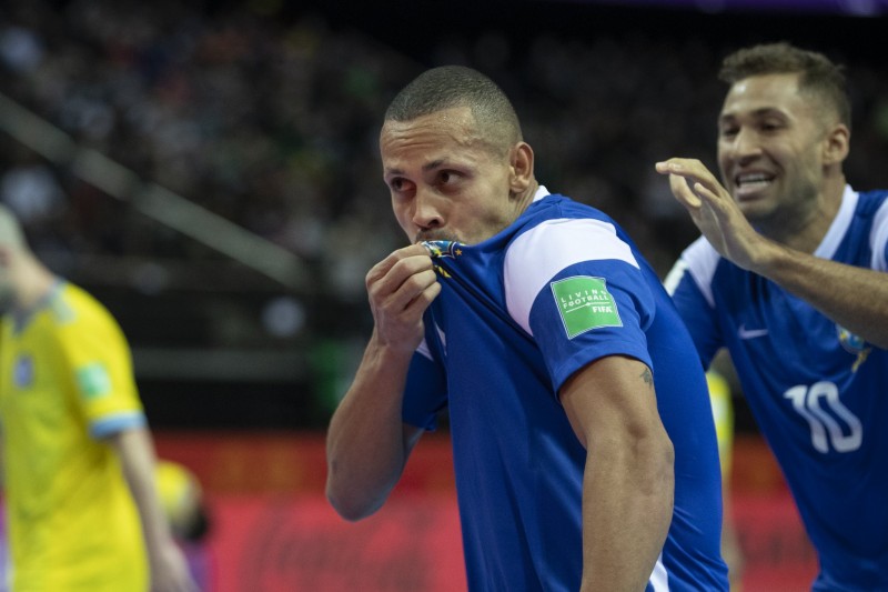 Ferrao celebra un gol de Brasil junto a Pito. Fotografia: Thais Magalhaes CBF