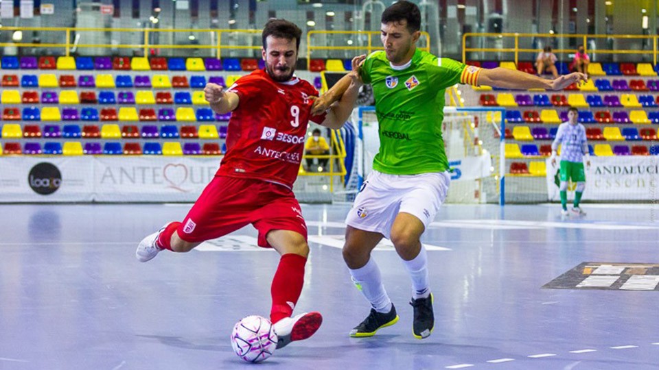 Dani Ramos, jugador de BeSoccer UMA Antequera, golpea el balón.