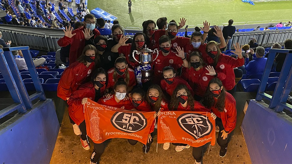 El equipo femenino de la Academia Red Blue 5 Coruña posa en Riazor.