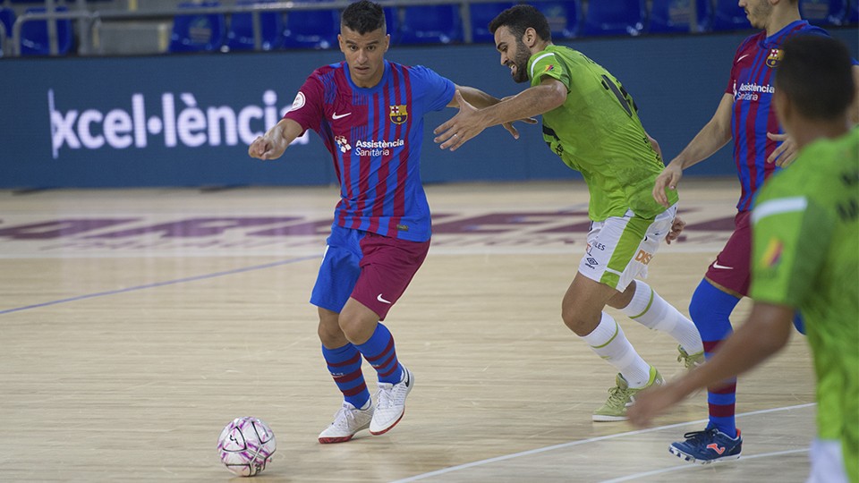 Marcenio, jugador del Barça, ante Tomaz, del Palma Futsal.