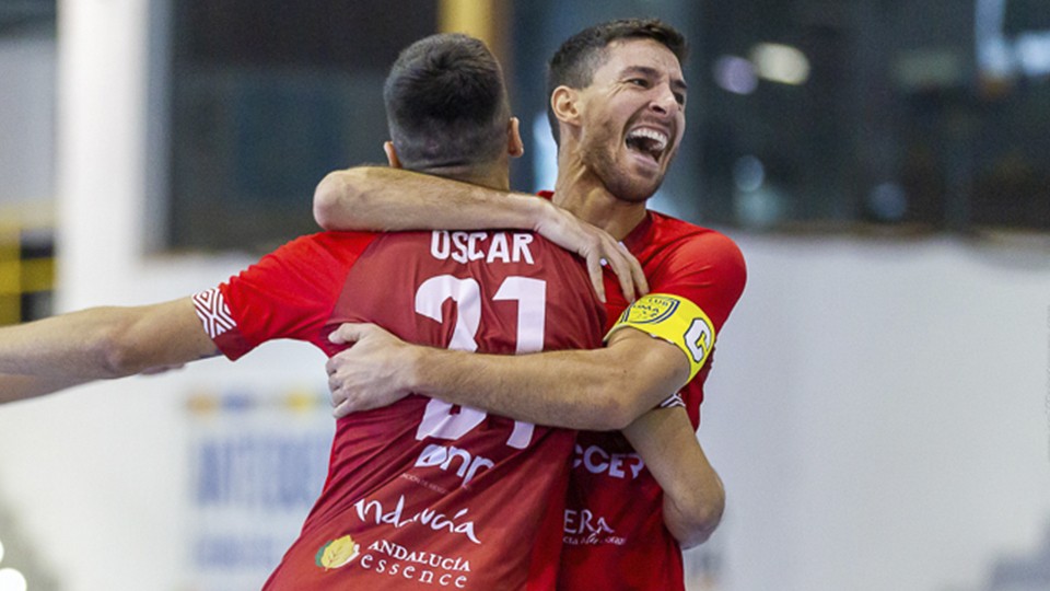 Los jugadores del BeSoccer CD UMA Antequera celebran un tanto