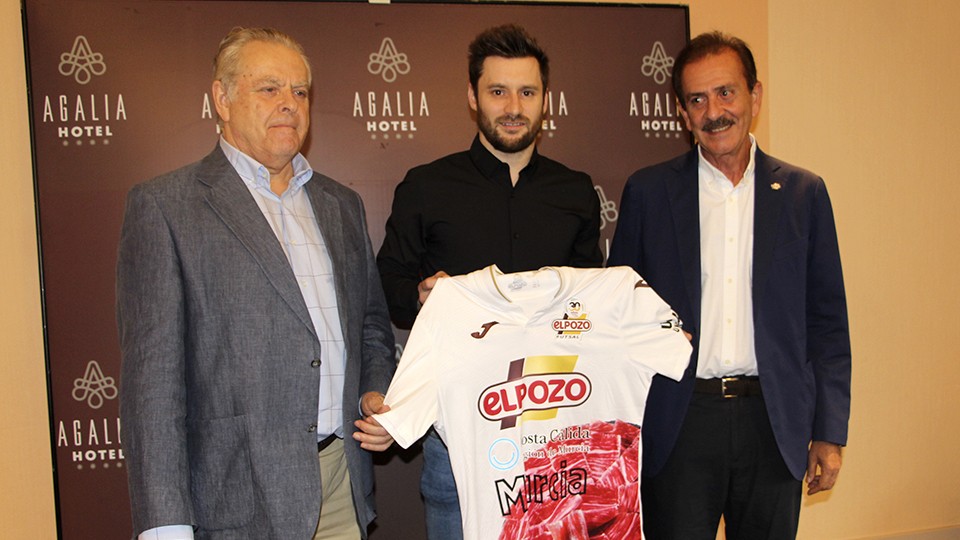 Gadeia, nuevo jugador de ElPozo Murcia Costa Cálida, posa junto el presidente José Antonio Bolarin y el directivo Matías Lorente