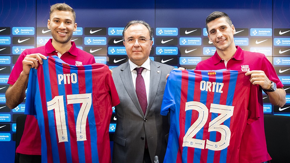 Pito y Ortiz, nuevos jugadores del Barça, posan junto el directivo responsable de la sección, Aureli Mas.