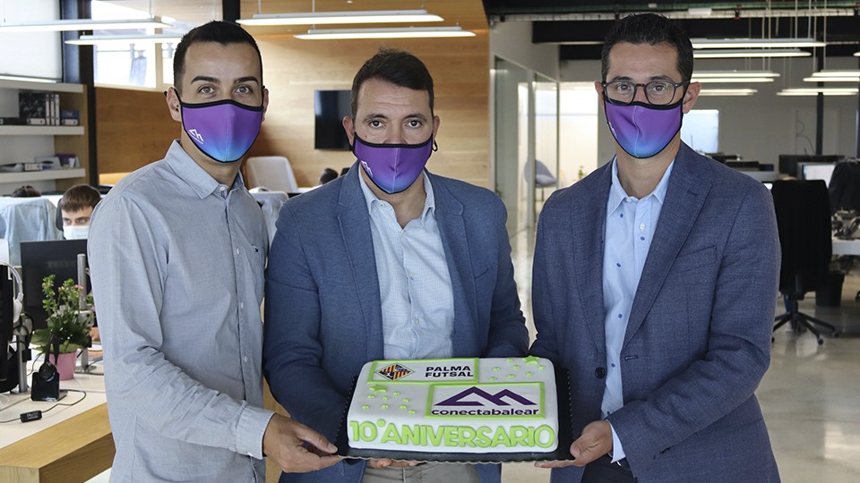 Sebastià Riera, José Tirado y Juan-Miquel-Durán con la tarta de celebración del décimo aniversario de colaboración-entre el Palma Futsal y Conectabalear.