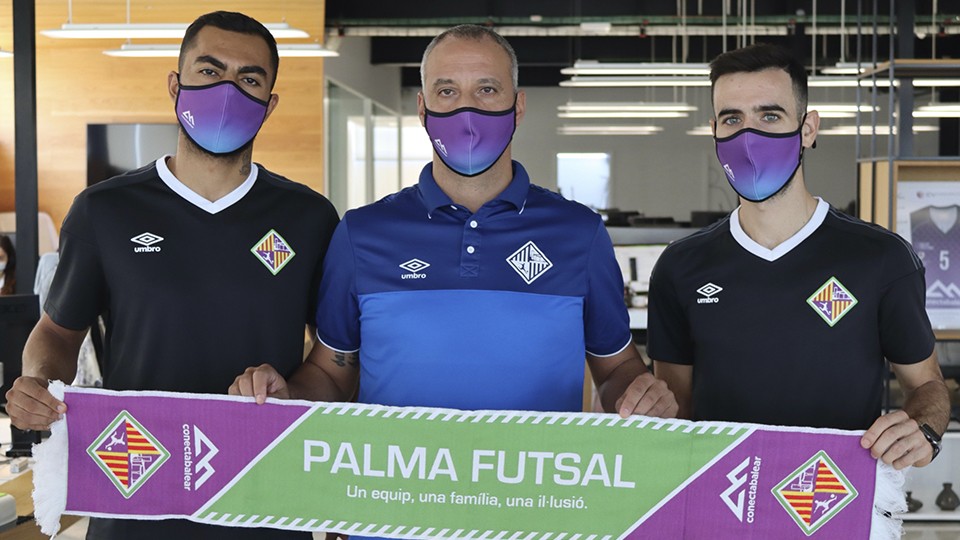 Diego Nunes, Vadillo y Eloy Rojas posan con la bufanda del Palma Futsal.