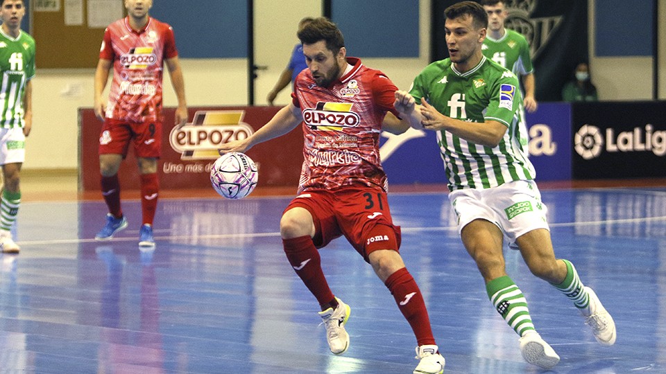 Gadia, de ElPozo Murcia Costa Cálida, controla el balón ante Éric Pérez, del Real Betis Futsal