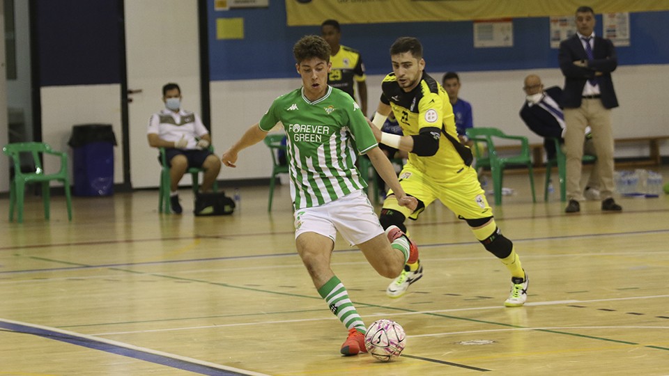 Guido, del Real Betis Futsal B, chuta a portería.
