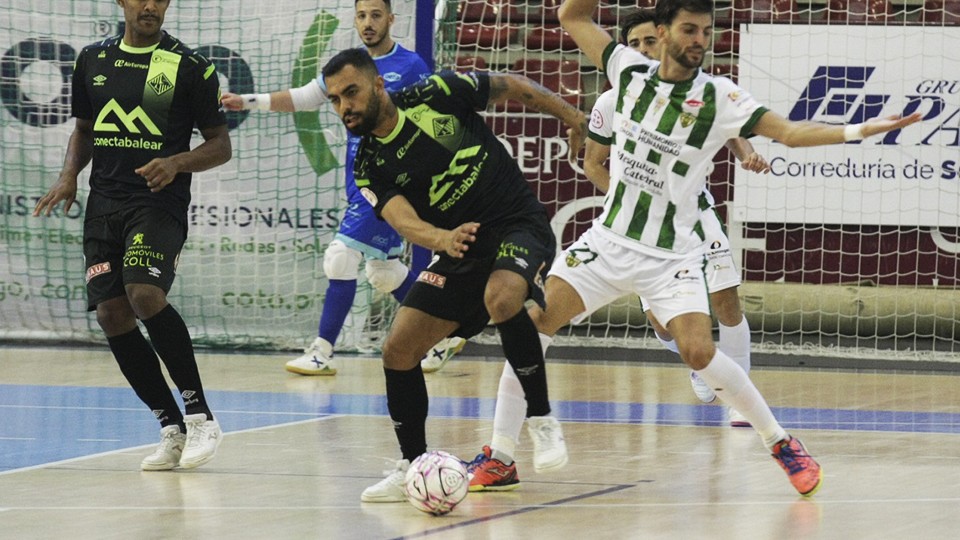 Diego Nunes, jugador del Palma Futsal, controla el balón