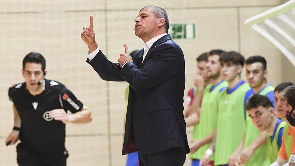 Xavi Closas, entrenador del Barça B, da instrucciones durante un encuentro.