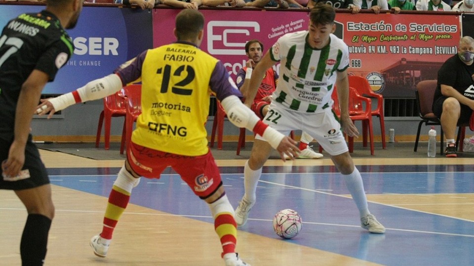 Ricardo, jugador de Córdoba Patrimonio, ante Barrón, portero del Palma Futsal.