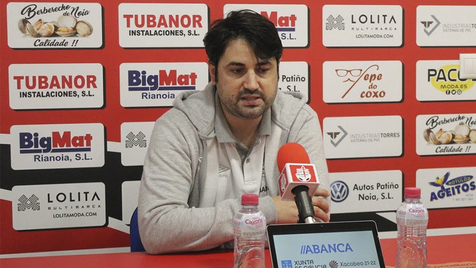 Marlon Velasco, entrenador del Noia Portus Apostoli, durante una rueda de prensa.