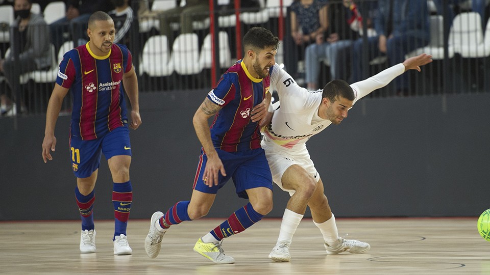 Adolfo, jugador del Barça, y Uri Santos, de Industrias Santa Coloma, pugnan por el balón.
