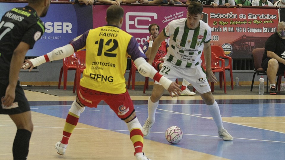 Ricardo, jugador del Córdoba Patrimonio, ante Fabio, del Palma Futsal.