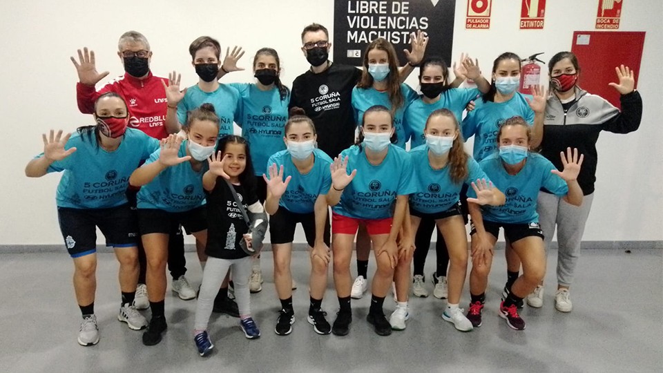 Pepe Capelán posa junto al equipo femenino de la Academia Red Blue 5 Coruña.