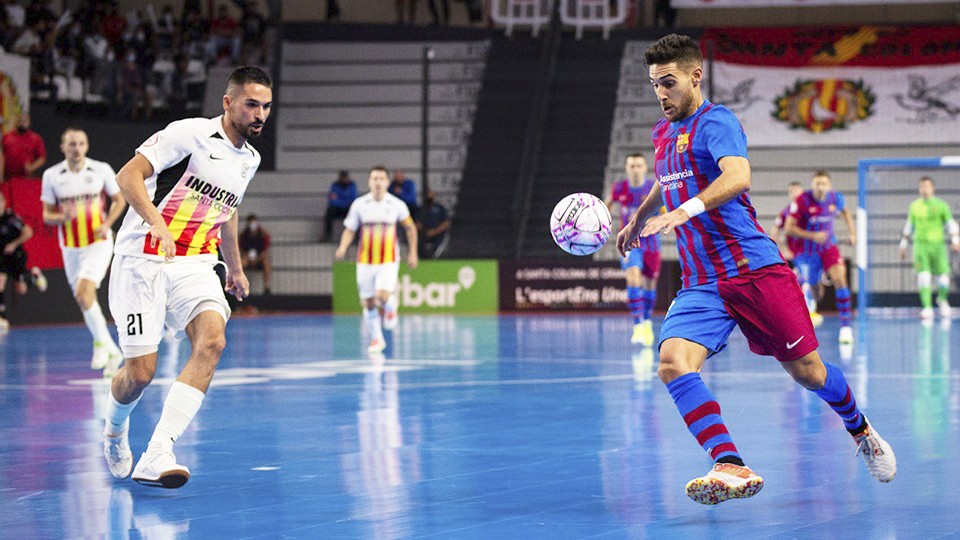 Adolfo, jugador del Barça, ante Álex Verdejo, de Industrias Santa Coloma.