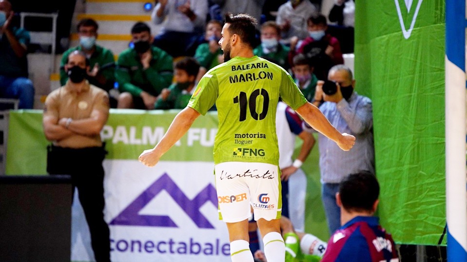 Marlon, del Palma Futsal, celebra un gol