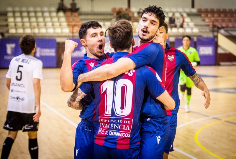 Roger Serrano, Rivillos y Marc Tolrá celebran un gol del Levante