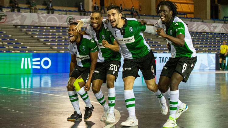 Los jugadores del Sporting celebran un gol