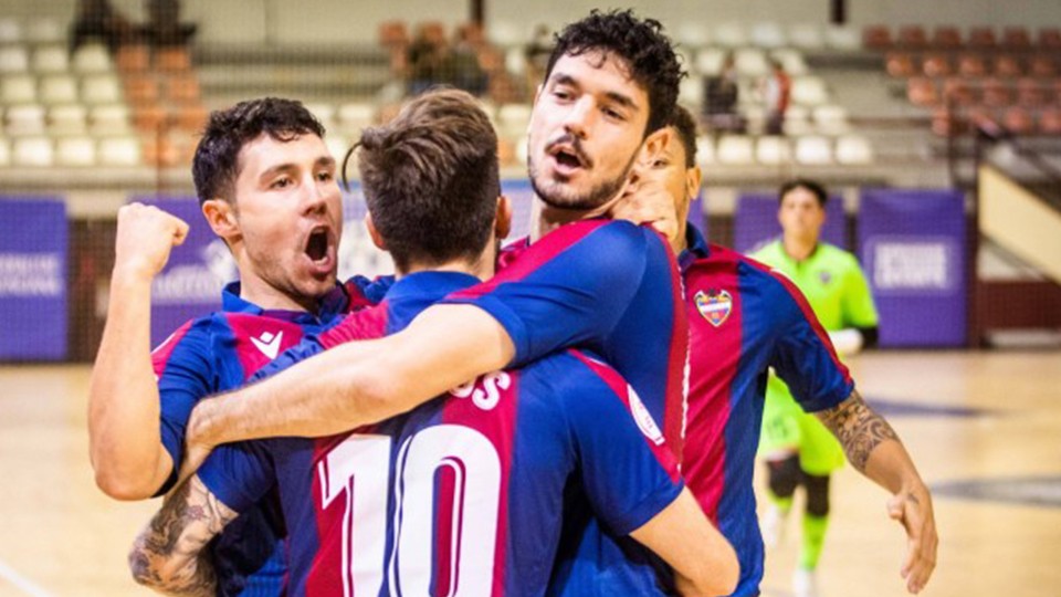 Los jugadores del Levnte UD FS festejan un gol.