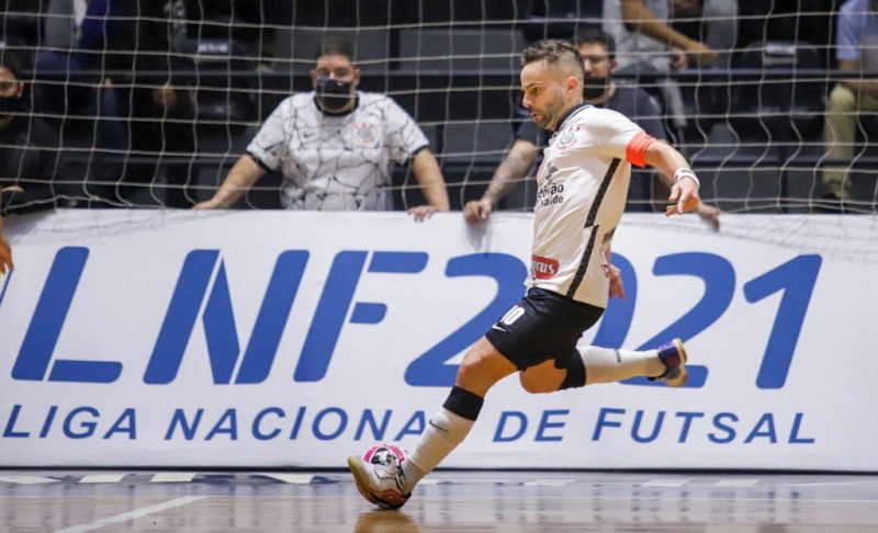 Deives, jugador de Corinthians, durante un partido de la LNFS 2021