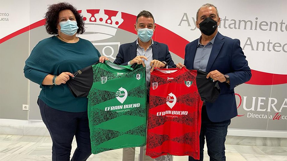 Mónica Prados, presidenta del CD Atlético Antequera Dolmen, Juan Rosas, concejal de Deportes de Antequera y Eloy Cano, presidente del BeSoccer CD UMA Antequera.