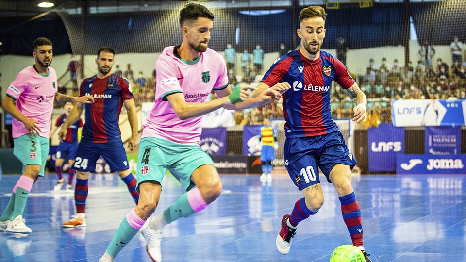 Rivillos, jugador del Levante UD FS, ante André Coelho, del Barça.