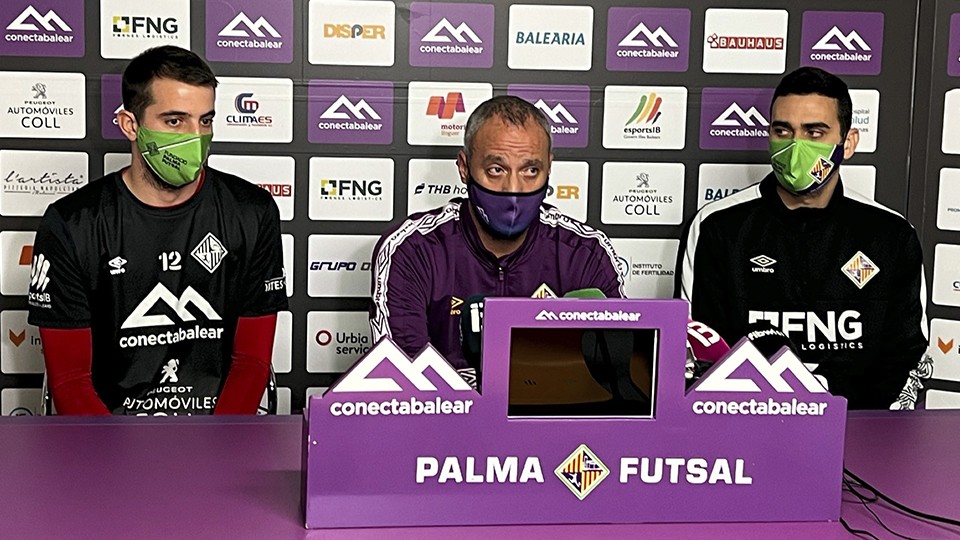 Vadillo, entrenador del Palma Futsal, junto a Lolo y Tomaz en rueda de prensa.