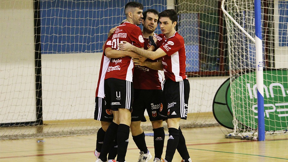 Los jugadores de Fútbol Emotion Zaragoza celebran un gol