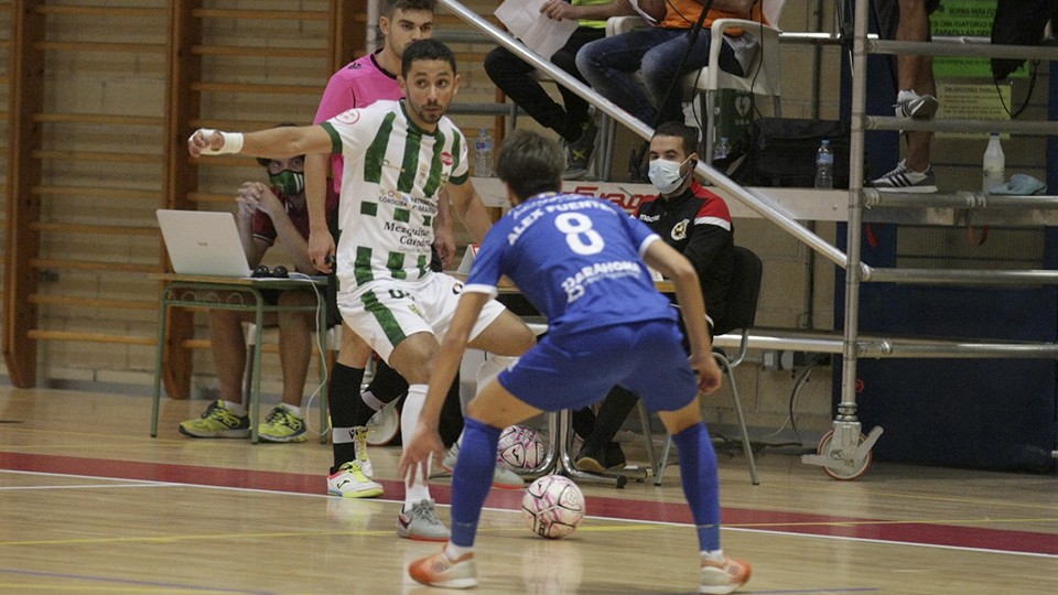 Caio, jugador del Córdoba Patrimonio, ante Álex Fuentes, del Manzanares FS Quesos El Hidalgo.