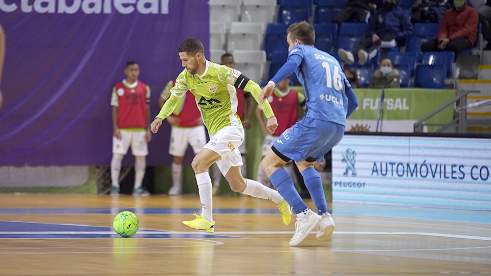 Raúl Campos, jugador del Palma Futsal, ante Sergio González, de Viña Albali Valdepeñas.