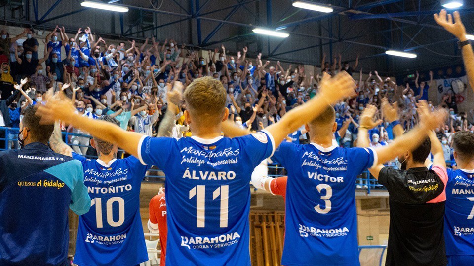 Los jugadores del Manzanares FS Quesos El Hidalgo saludan a la afición.