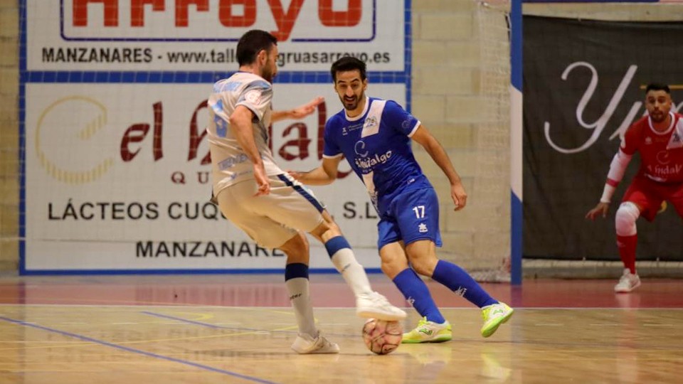 Álex Velasco, jugador del Manzanares FS Quesos El Hidalgo, defiende ante Raúl Gómez, del Inter FS.