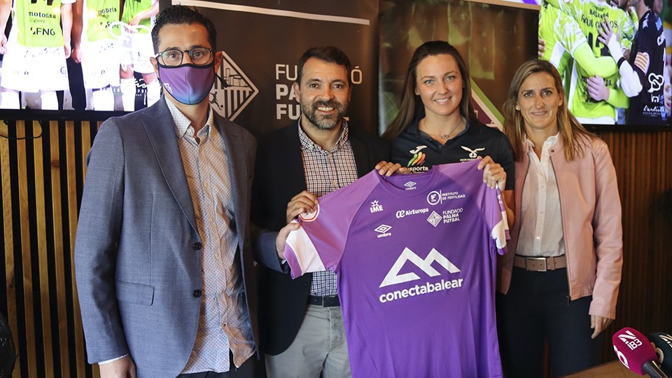 Joan Miquel Durán, CEO de Conectabalear, José Tirado, director general del Palma Futsal, Melani Costa, nadadora del CN Palma y Silvia Bujosa, presidenta del CN Palma, posan con la camiseta de la Fundació Miquel Jaume.