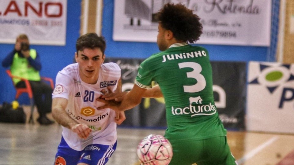 Alberto Inés, jugador del Fútbol Emotion Zaragoza, ante Juninho, del Xota FS.