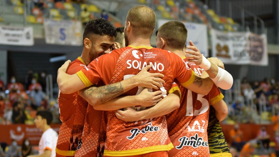 Los jugadores de Jimbee Cartagena celebran un gol.