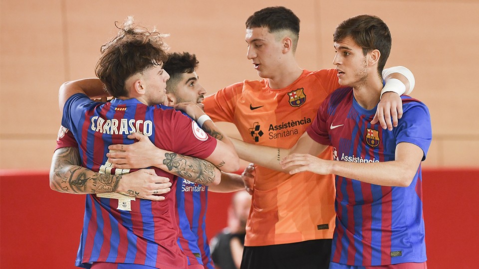 Los jugadores del Barça B celebran un tanto.