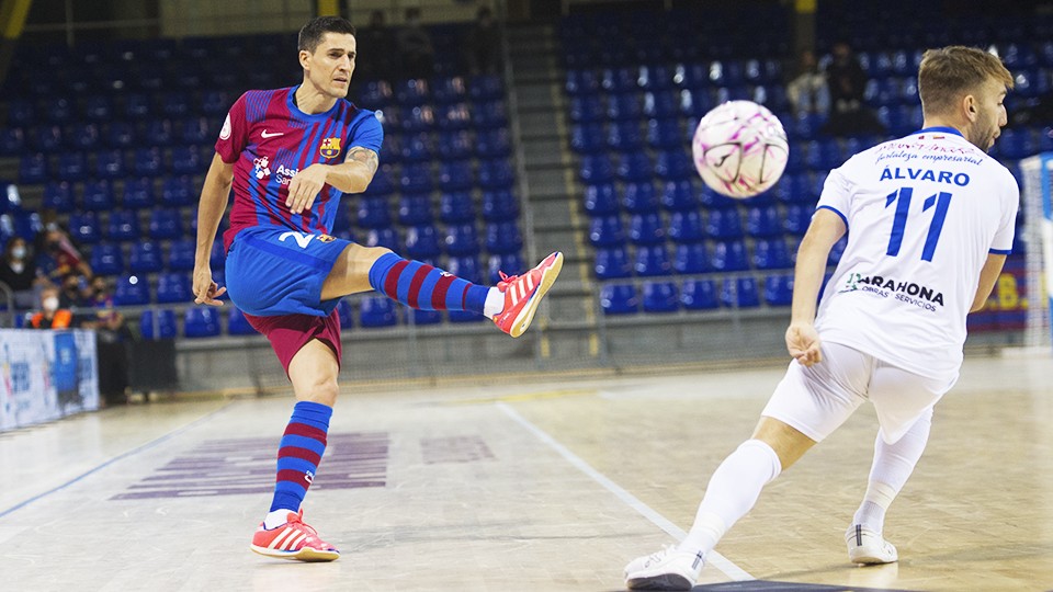 Carlos Ortiz, del Barça, golpea un balón (Fotografía: Ernesto Arandilla)