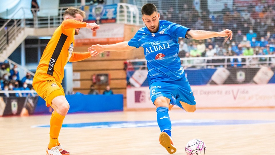 Catela, jugador de Viña Albali Valdepeñas, realiza un disparo.