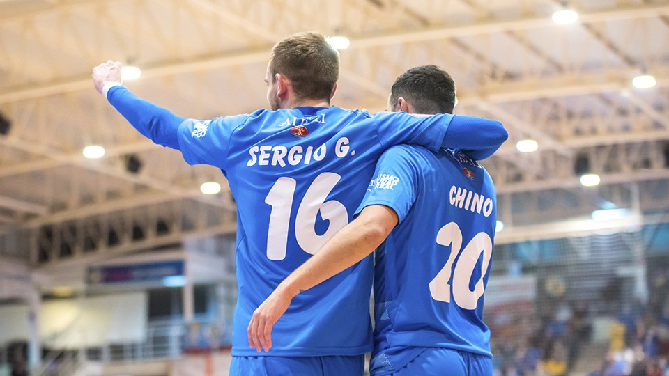 Sergio González y Chino celebran un tanto del Viña Albali Valdepeñas. (Foto: ACP-FSV)