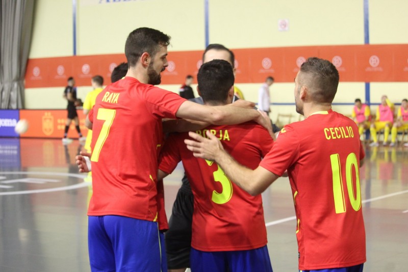 Borja, Cecilio y Raya celebran un gol de la Selección española