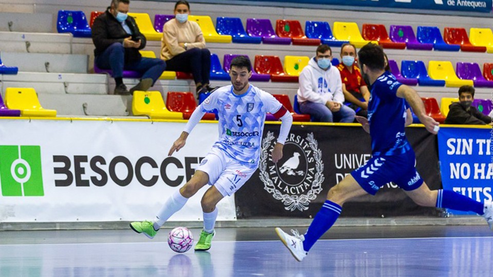 Miguel, jugador del BeSoccer CD UMA Antequera, ante un rival.