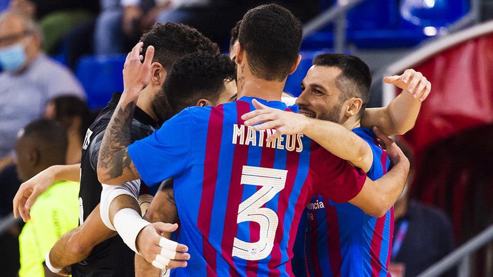 Los jugadores del Barça celebran un tanto.